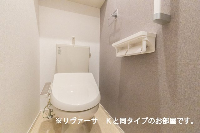 トイレ　落ち着いた色調のトイレです
