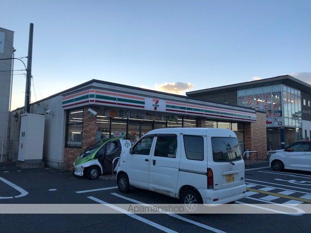 コンビニ　セブンイレブン（コンビニ）まで825m