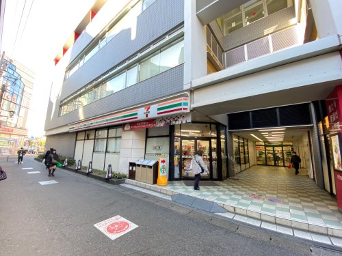 コンビニ　セブンイレブン 松戸八柱駅前店（コンビニ）まで122m