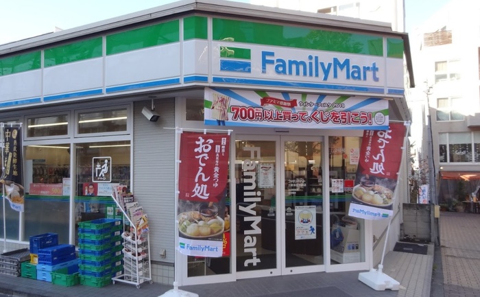 コンビニ　ファミリーマート三軒茶屋駅前店（コンビニ）まで124m