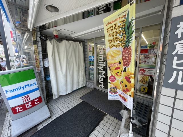 コンビニ　ファミリーマート新大久保駅前店（コンビニ）まで124m