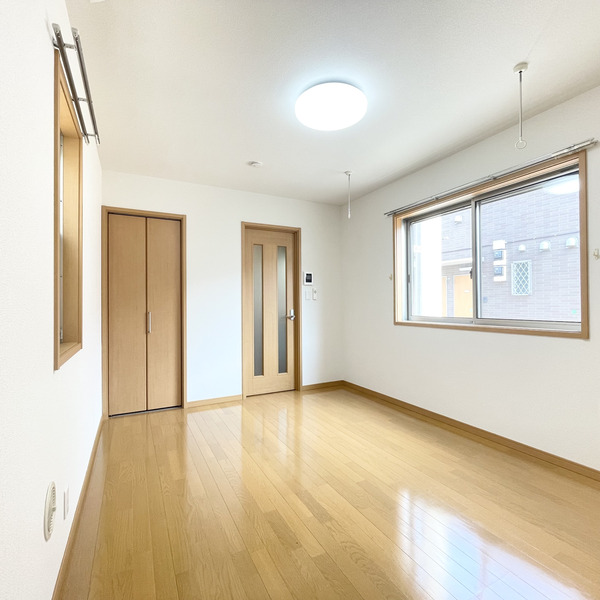 その他部屋・スペース　2面採光の明るいお部屋です☆