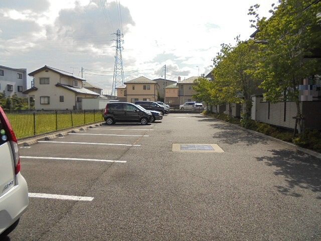駐車場　写真は103号室です（参考）