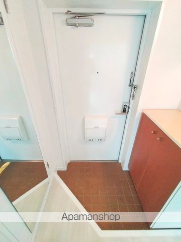 地下鉄中央線 高井田駅 徒歩1分 9階建 築32年の玄関写真