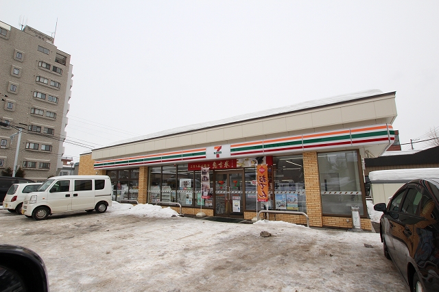 コンビニ　セブンイレブン札幌月寒東3条店（コンビニ）まで295m