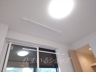 その他設備　室内物干し・シャッター雨戸・ダウンライト・照明あり