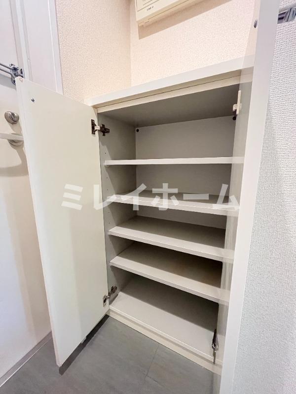 玄関　同建物内、別のお部屋の参考写真になります。