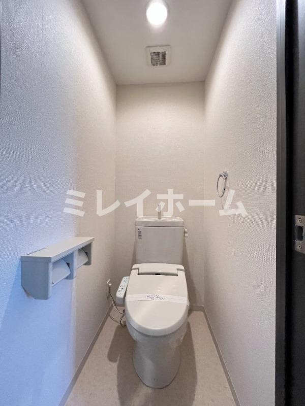 トイレ　同建物内、別のお部屋の参考写真になります。