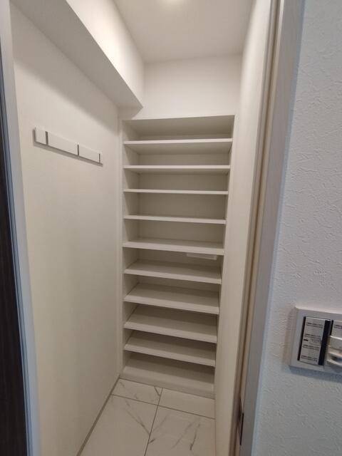 玄関　玄関収納あります