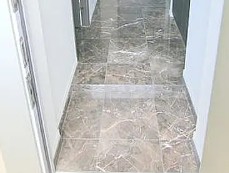 玄関　写真は同タイプ住居です。