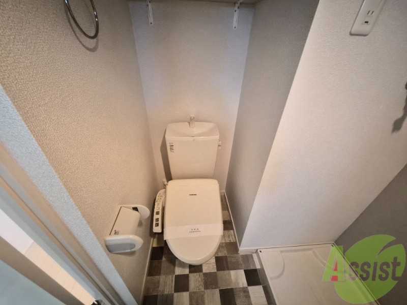 トイレ　温水洗浄便座なので快適に使用できそうですね。