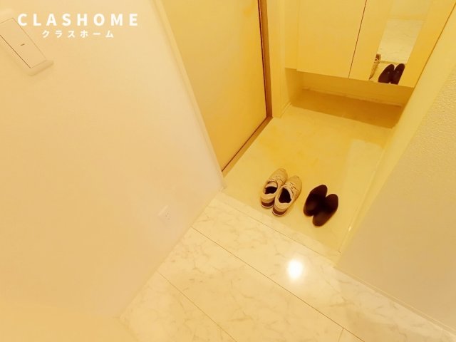 玄関　同物件の別部屋になります。