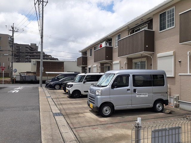 駐車場　駐車場があるので、車を買う予定の方も安心です