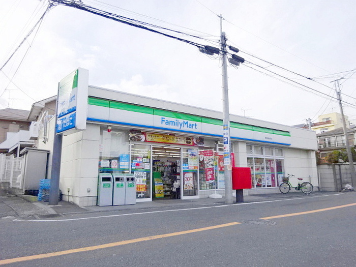 コンビニ　ファミリーマート 釜台町店（コンビニ）まで62m