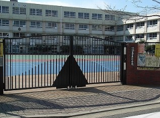 小学校　王子第一小学校（小学校）まで425m
