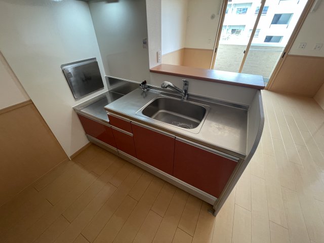 キッチン　対面キッチンで料理スペースも確保されています