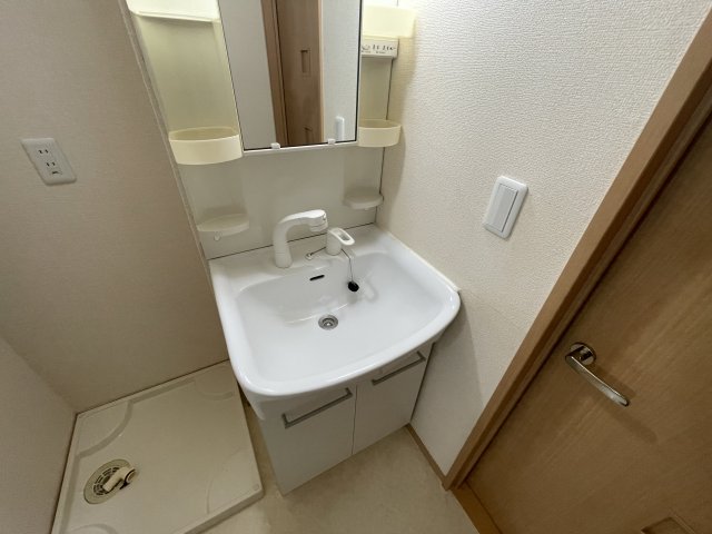 洗面設備　独立洗面台があり忙しい朝も広々使えますね