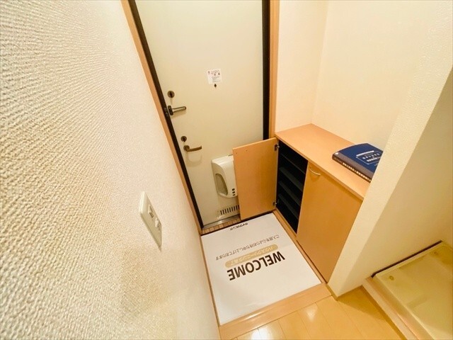 玄関　同一建物内２０６号室内装写真転載