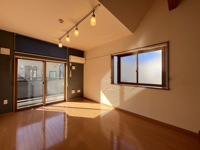 その他部屋・スペース　2面採光で、2方向から光が差し込む明るく開放感のあるお部屋で