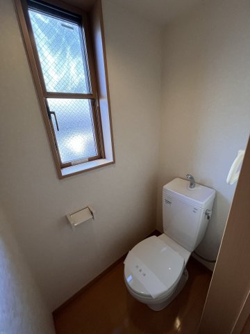 トイレ　窓付きで自然換気ができるため、室内を快適に保ちやすいお部屋で