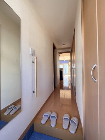 玄関　玄関から室内が見えにくい間取りです。