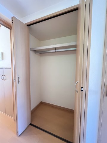 収納　高さのあるクローゼットを備えており、衣類や荷物を収納できます