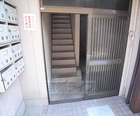 ロビー　郵便受けと入り口です