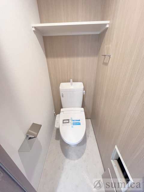 トイレ　人気アイテムの温水洗浄便座。清潔感のあるトイレです。