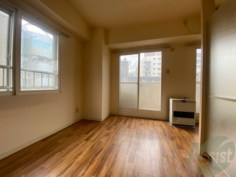 その他部屋・スペース　寝室はこちらです。光が差し込む、温かみのあるお部屋です。