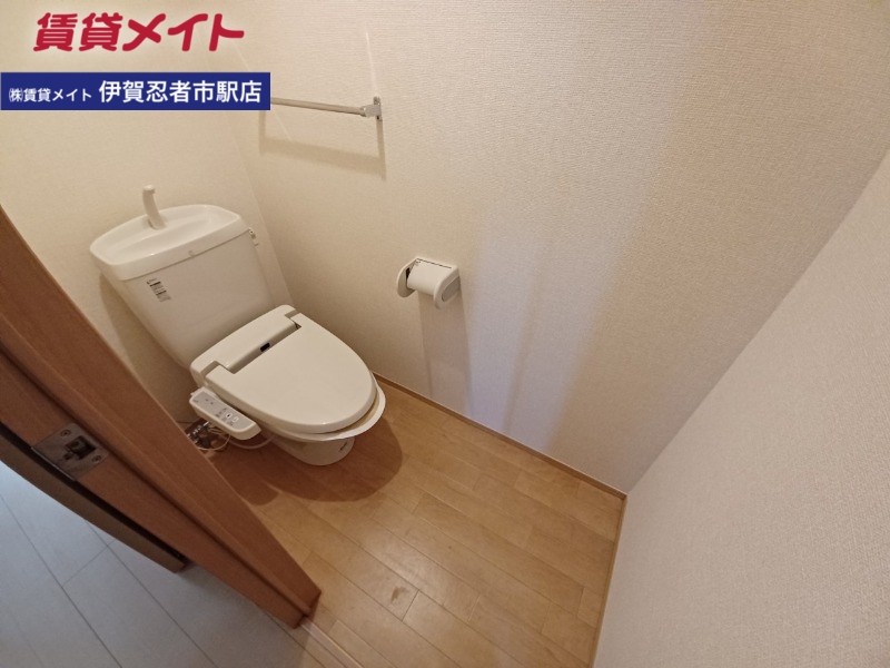 トイレ　同建物別部屋写真です