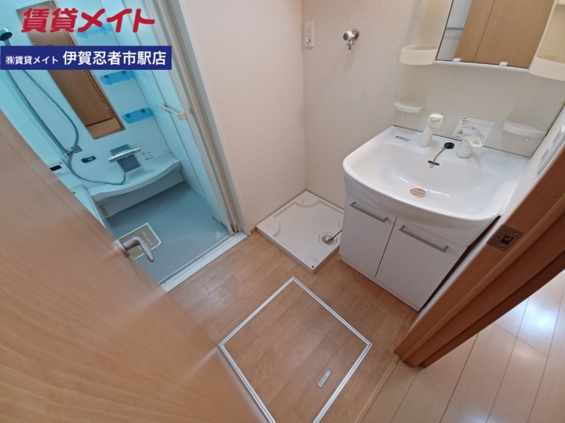 洗面設備　同建物別部屋写真です