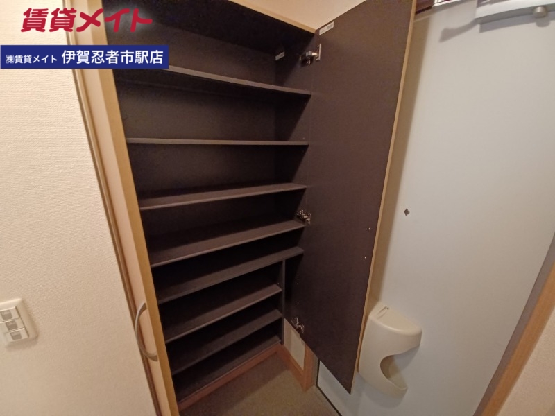 玄関　同建物別部屋写真です