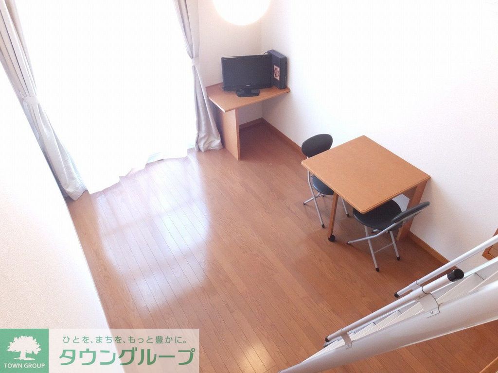 レオパレスロミールの居間写真