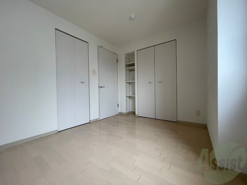 その他部屋・スペース　寝室はこちらです。光が差し込む、温かみのあるお部屋です。