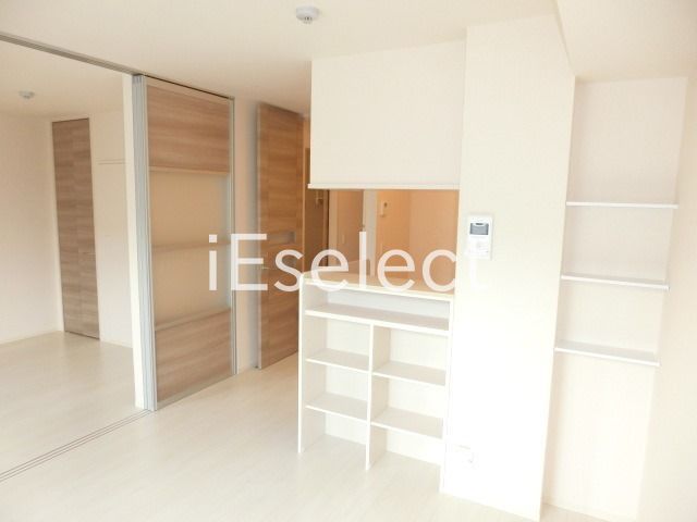 居室・リビング　白を基調にした明るいお部屋です