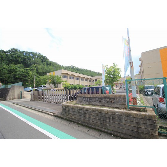 小学校　仙台市立南中山小学校（小学校）まで842m