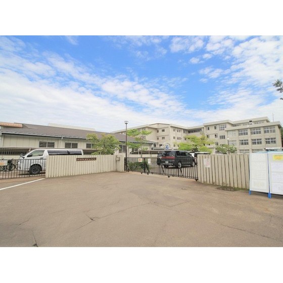 中学校　仙台市立南中山中学校（中学校）まで677m