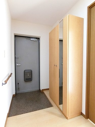 玄関　※写真は同型の部屋です。