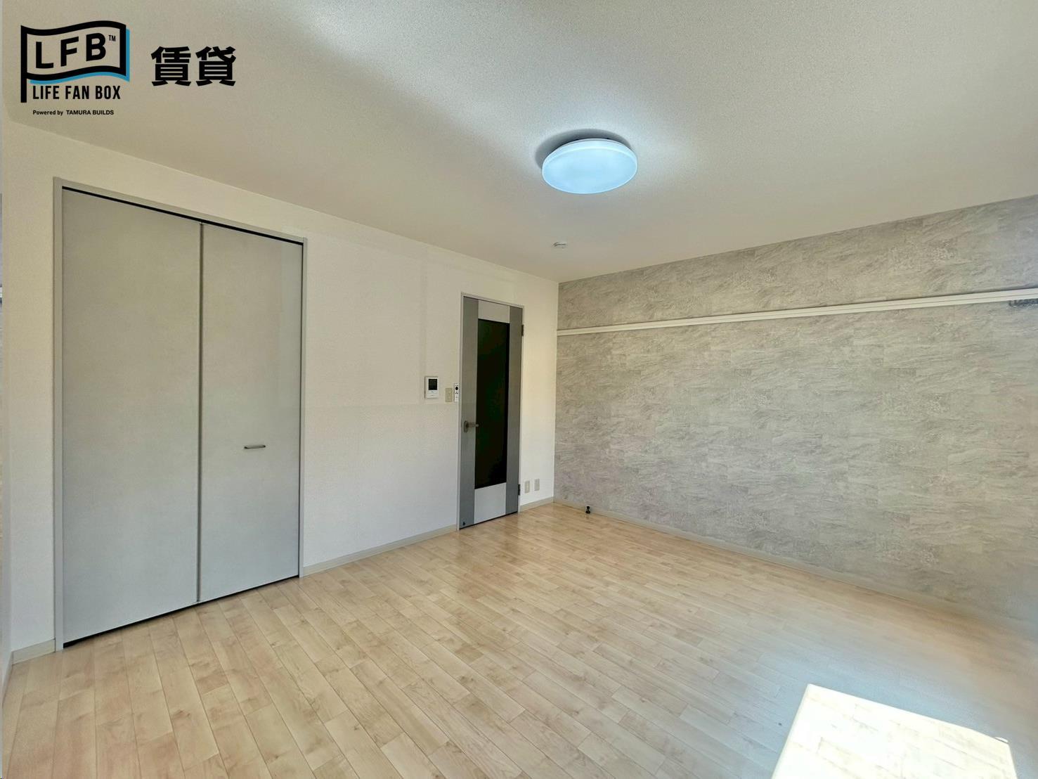 居室・リビング　※同間取り102号室の室内写真です。壁紙や床の色、仕様が異な