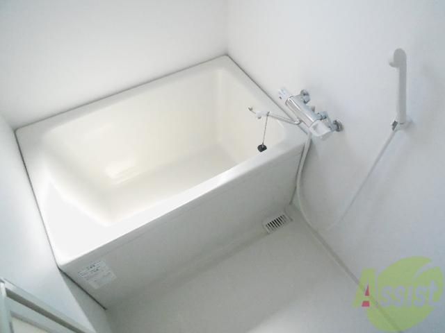 バス・シャワールーム　清潔感のある白いお風呂、ゆったり浸かってリフレッシュ