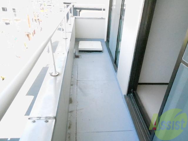 バルコニー　一週間分の洗濯も干せちゃいます。一服もできますよ。