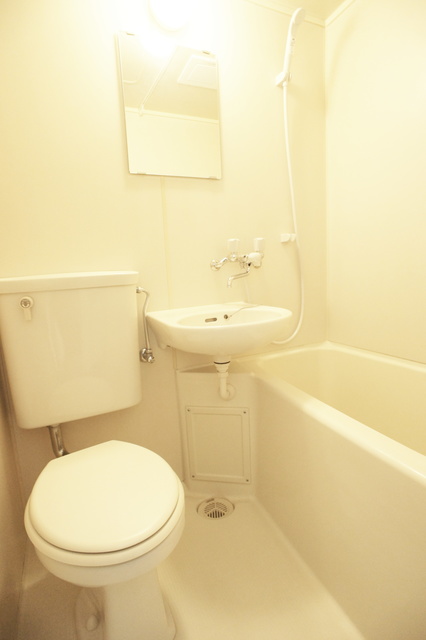 バス・シャワールーム　お掃除がしやすい洗面台付き３点ユニットです☆