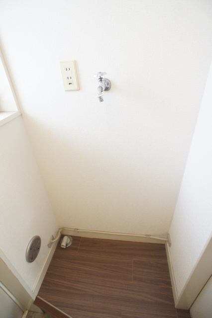 その他　洗濯機置き場は室内にあるので雨に濡れる心配はありません。