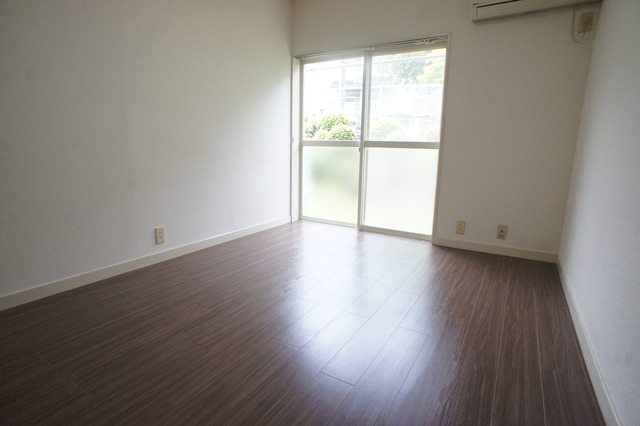 居室・リビング　人気の南西向きなので暖かな日差しが入りますね♪