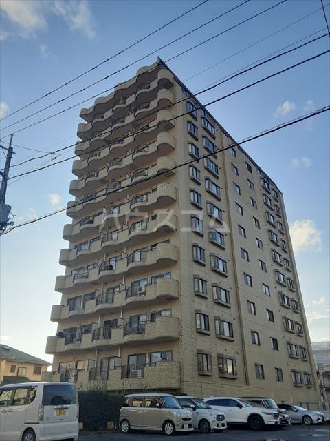 【小山市中央町のマンションの建物外観】