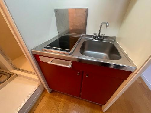 キッチン　現状優先。設置は現地と異なる可能性があります。