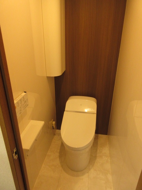 トイレ　温水洗浄便座、タンクレストイレ、トイレに収納もあり便利