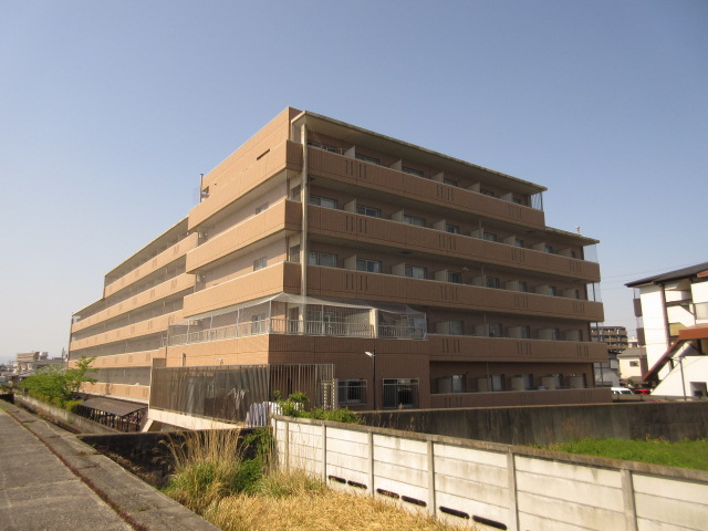 建物外観　三重大学南門から徒歩5分、5階建てオートロックマンション