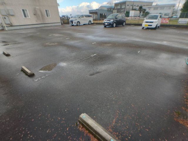 【高岡市福岡町本領のアパートの駐車場】