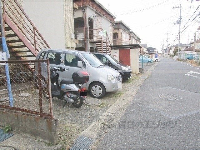 【草津市平井のアパートの駐車場】